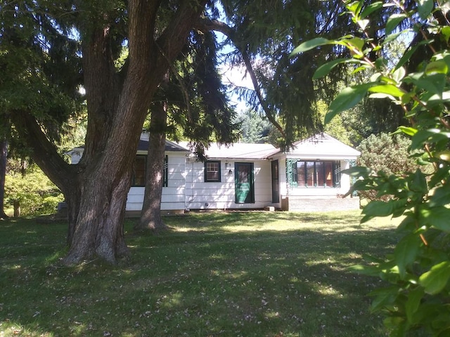 view of front of home with a front lawn