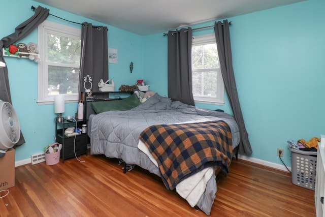 468 Clearview Rd, Mansfield, OH 44907 - bedroom with wood finished floors and baseboards