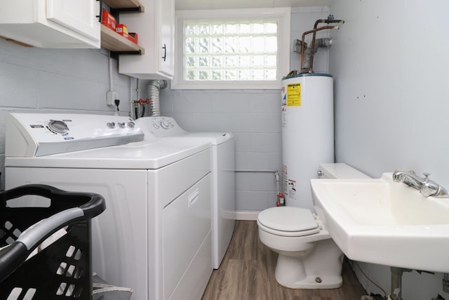 468 Clearview Rd, Mansfield, OH 44907 - laundry area with washing machine and dryer, water heater, and wood finished floors