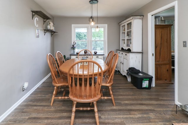 468 Clearview Rd, Mansfield, OH 44907 - dining area featuring dark wood-style floors and baseboards