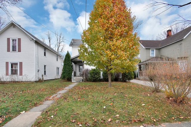 view of front of home featuring a front lawn