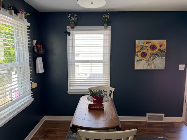 538 Broadview Ave, Mansfield, OH 44903 - dining space featuring baseboards and wood finished floors