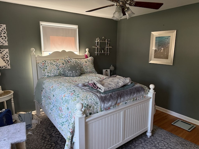 538 Broadview Ave, Mansfield, OH 44903 - bedroom featuring wood finished floors, a ceiling fan, and baseboards