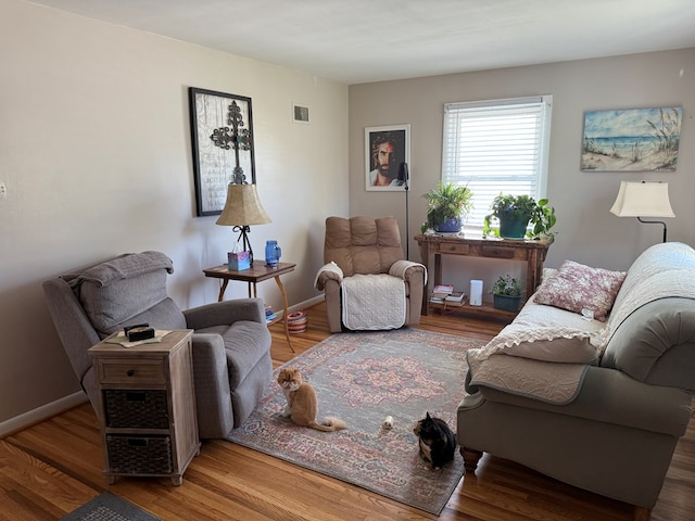 538 Broadview Ave, Mansfield, OH 44903 - living area featuring wood finished floors and baseboards