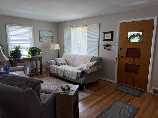 538 Broadview Ave, Mansfield, OH 44903 - living area featuring wood finished floors and baseboards