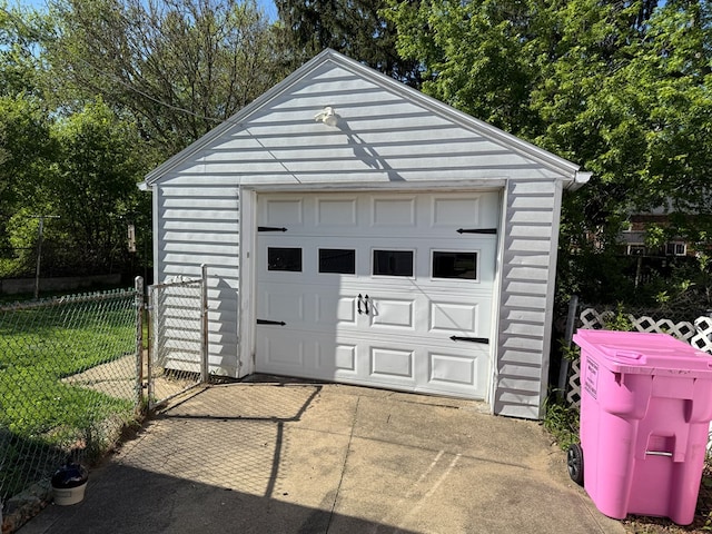 538 Broadview Ave, Mansfield, OH 44903 - detached garage with concrete driveway and fence