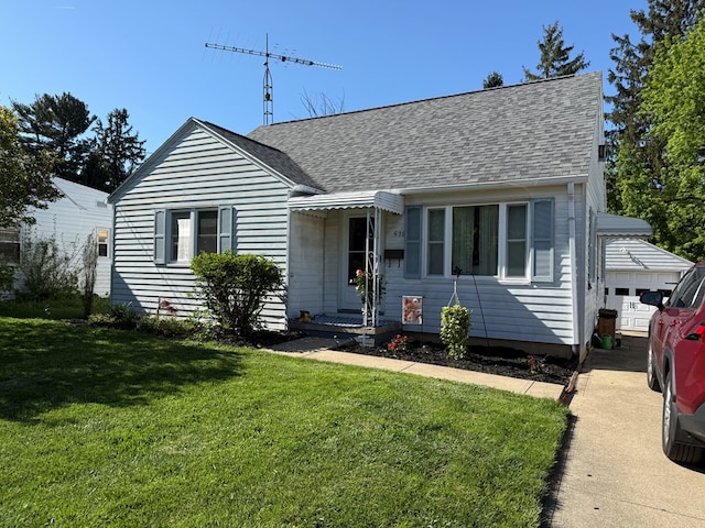 538 Broadview Ave, Mansfield, OH 44903 - bungalow-style house featuring roof with shingles, a front yard, and an outdoor structure