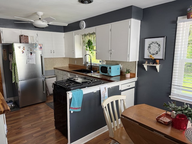538 Broadview Ave, Mansfield, OH 44903 - kitchen featuring freestanding refrigerator, a sink, a ceiling fan, backsplash, and healthy amount of natural light