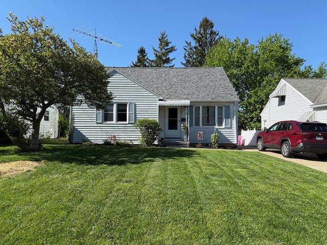 538 Broadview Ave, Mansfield, OH 44903 - view of front of property featuring a front yard and roof with shingles