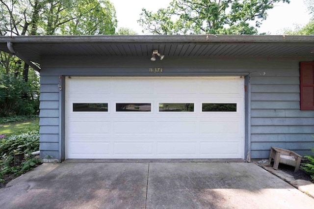 18373 Bentwood Dr, Doylestown, OH 44230 - garage with driveway