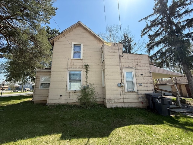 1015 N Cole St, Lima, OH 44805 - rear view of house with a yard