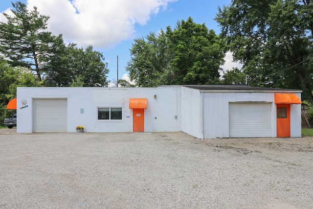 view of front facade featuring a garage