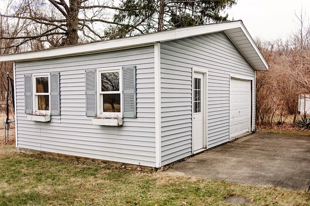 view of outdoor structure featuring an outbuilding