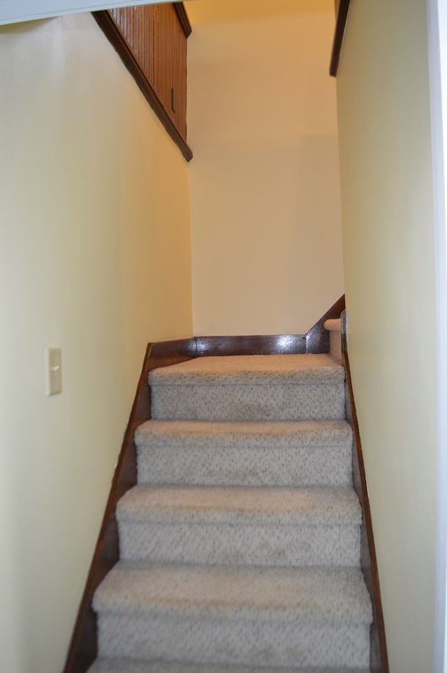 1211 S Sandusky Ave, Bucyrus, OH 44820 - view of stairs