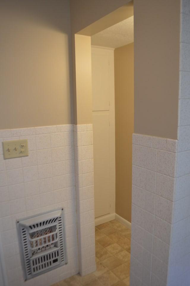 1211 S Sandusky Ave, Bucyrus, OH 44820 - detailed view of tile walls
