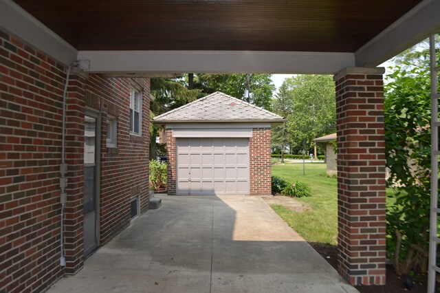 1211 S Sandusky Ave, Bucyrus, OH 44820 - detached garage with driveway