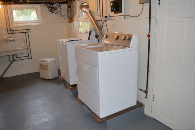 1211 S Sandusky Ave, Bucyrus, OH 44820 - laundry room with washer and dryer