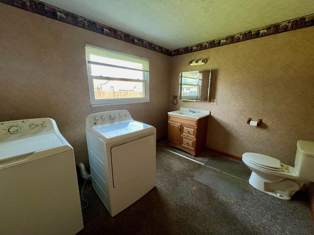 laundry room with sink, a textured ceiling, and independent washer and dryer