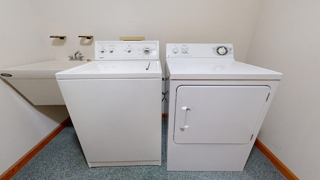 621 Heidi Ln, Mansfield, OH 44904 - laundry area with baseboards and washer and dryer