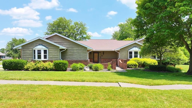 621 Heidi Ln, Mansfield, OH 44904 - ranch-style home with brick siding and a front yard