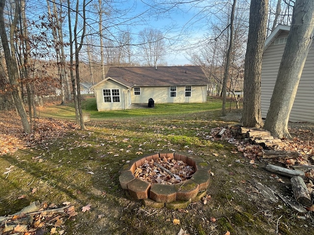 view of yard featuring a fire pit