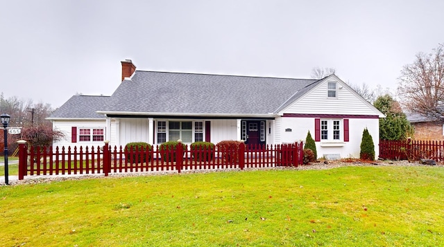 view of front facade with a front lawn