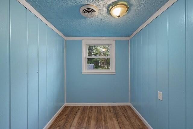 933 Fairfax Ave, Mansfield, OH 44906 - unfurnished room featuring dark wood-style floors, a textured ceiling, and baseboards