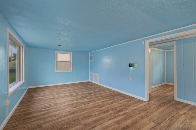 933 Fairfax Ave, Mansfield, OH 44906 - empty room featuring wood finished floors, a textured ceiling, and baseboards