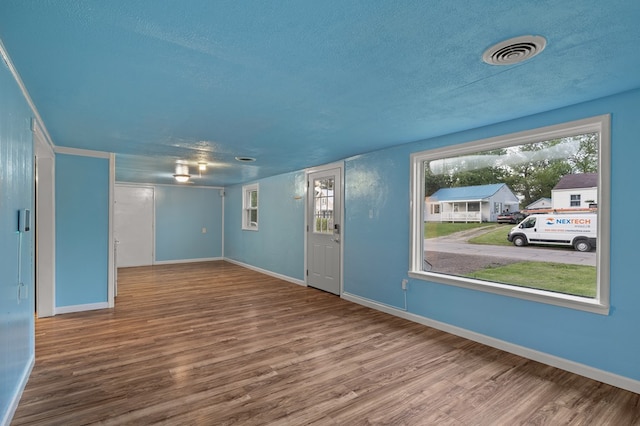 933 Fairfax Ave, Mansfield, OH 44906 - spare room with wood finished floors, a textured ceiling, and baseboards