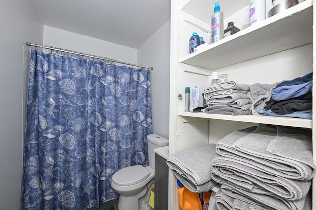 full bath featuring curtained shower and toilet