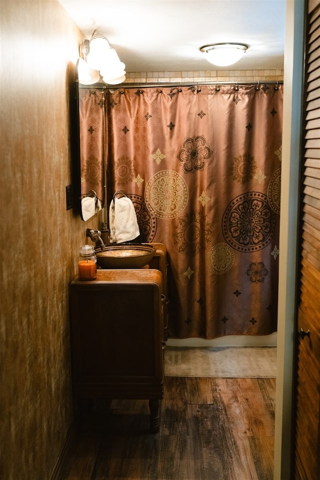 full bathroom featuring a shower with curtain, wood finished floors, and vanity