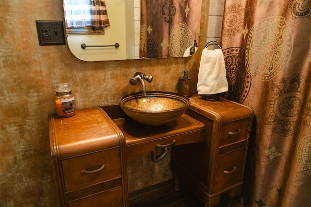 bathroom with a sink and decorative backsplash