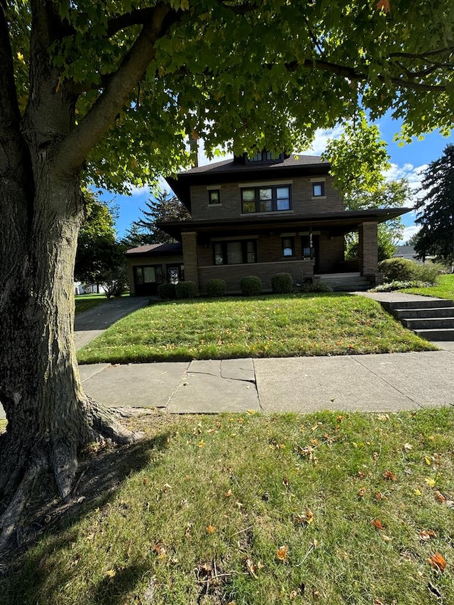 view of front facade featuring a front yard