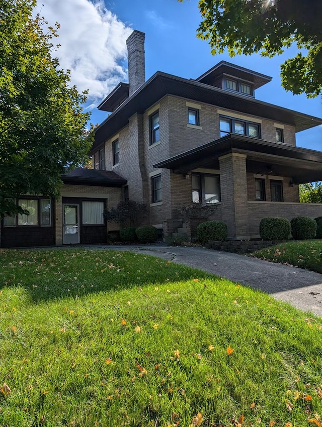 view of front facade with a front yard