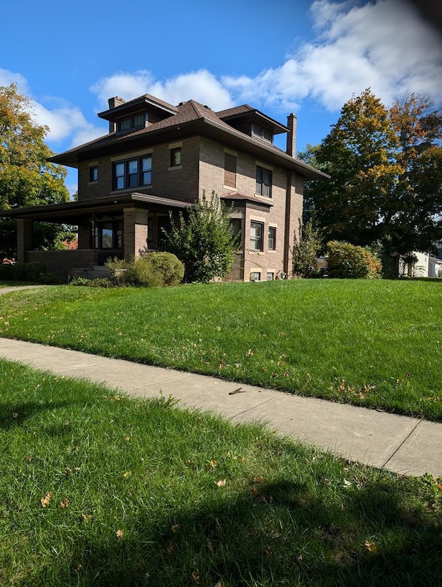 view of front of home featuring a front lawn