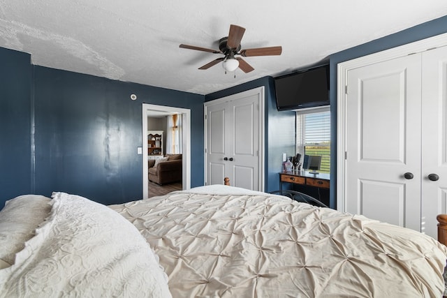 bedroom featuring ceiling fan and a textured ceiling