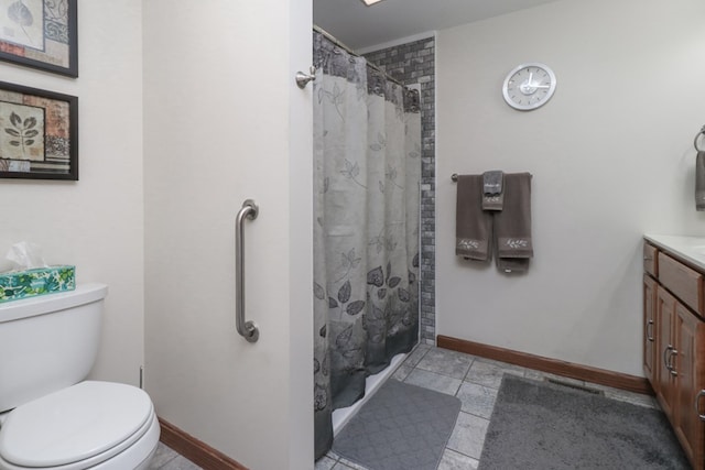 full bathroom with baseboards, toilet, vanity, and a shower with curtain
