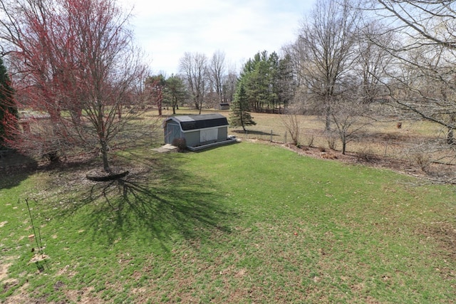 view of yard featuring an outdoor structure and a shed