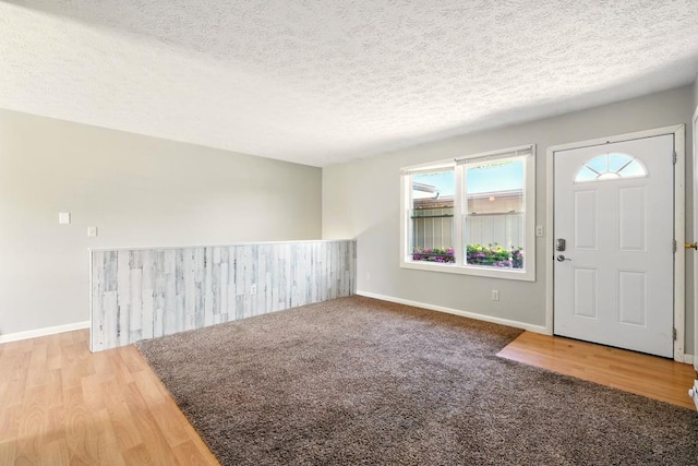 560 Harlan Rd, Mansfield, OH 44843 - foyer featuring a textured ceiling, baseboards, wood finished floors, and carpet