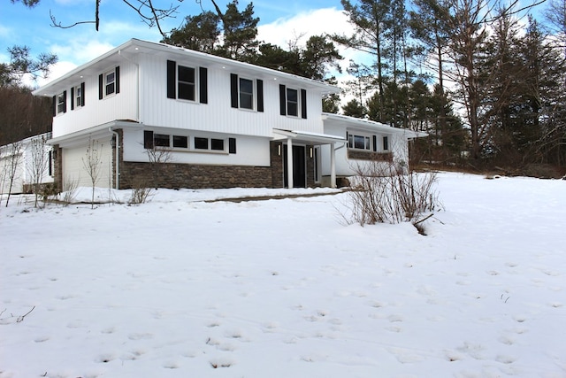 view of front facade featuring a garage