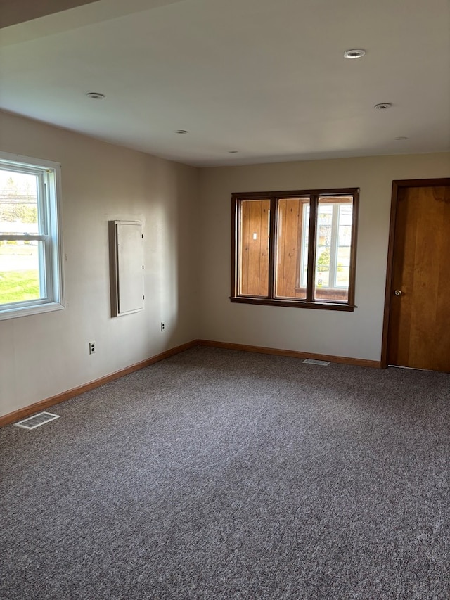 unfurnished room featuring baseboards, visible vents, carpet floors, and recessed lighting