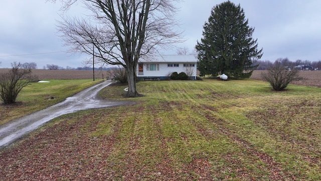 view of yard with a rural view