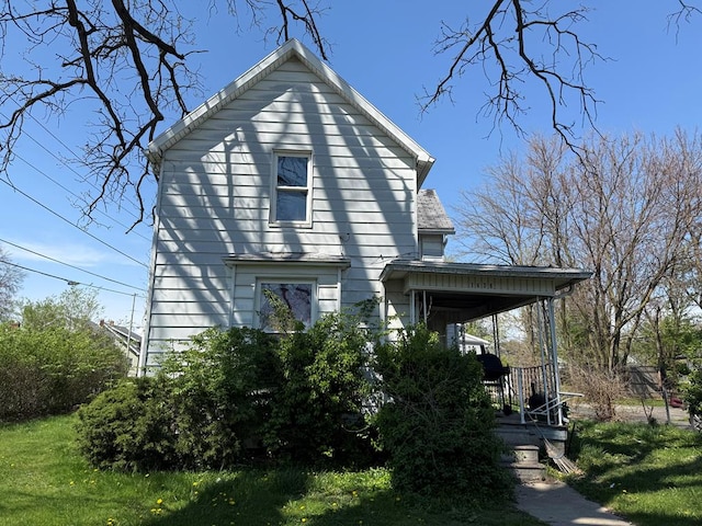 view of front facade with a porch and a front lawn