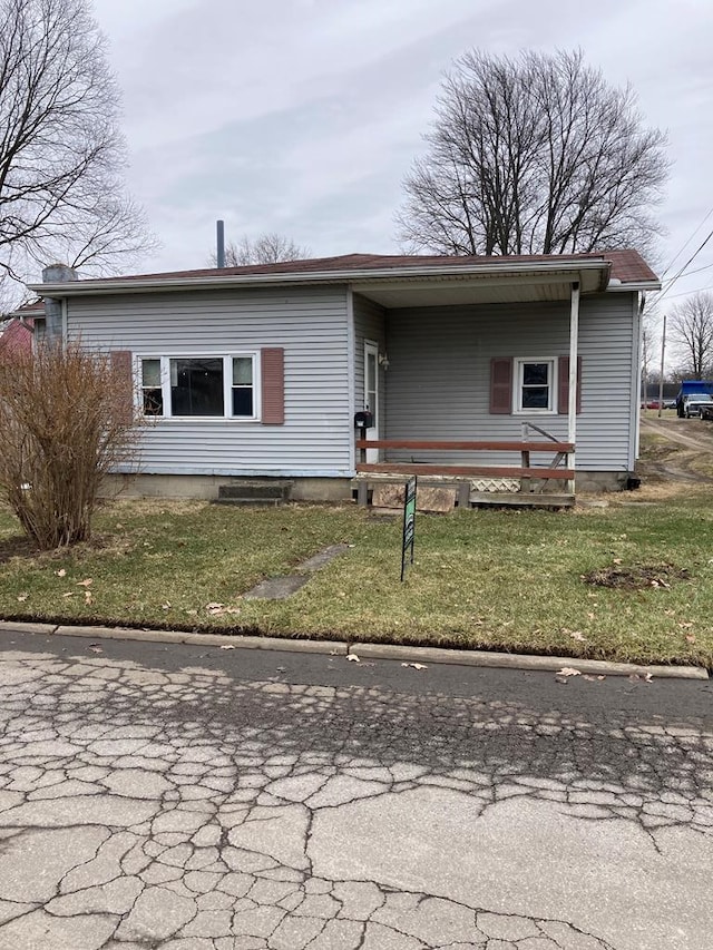 view of front of home featuring a front lawn