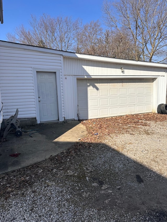 garage featuring dirt driveway