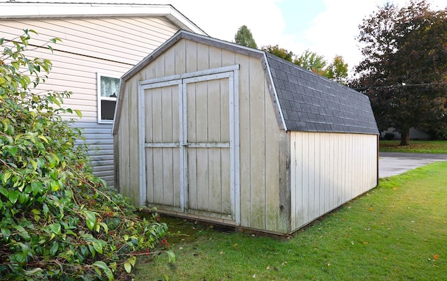 view of outbuilding with a yard