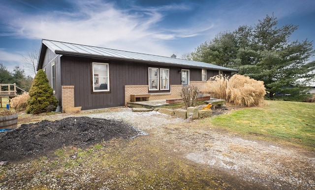 view of front of property featuring a front yard