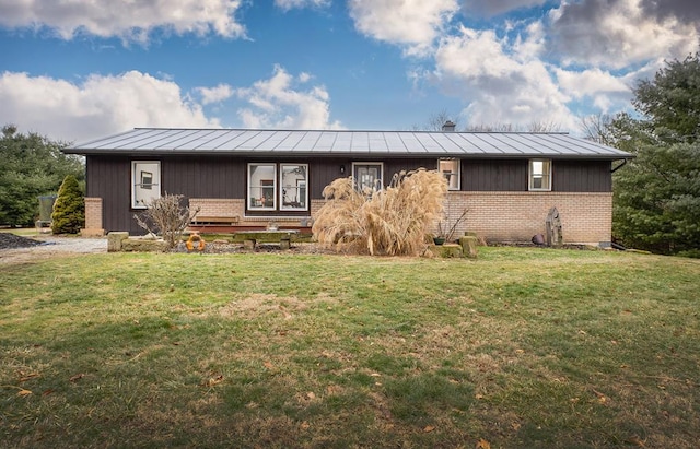 single story home featuring a front yard