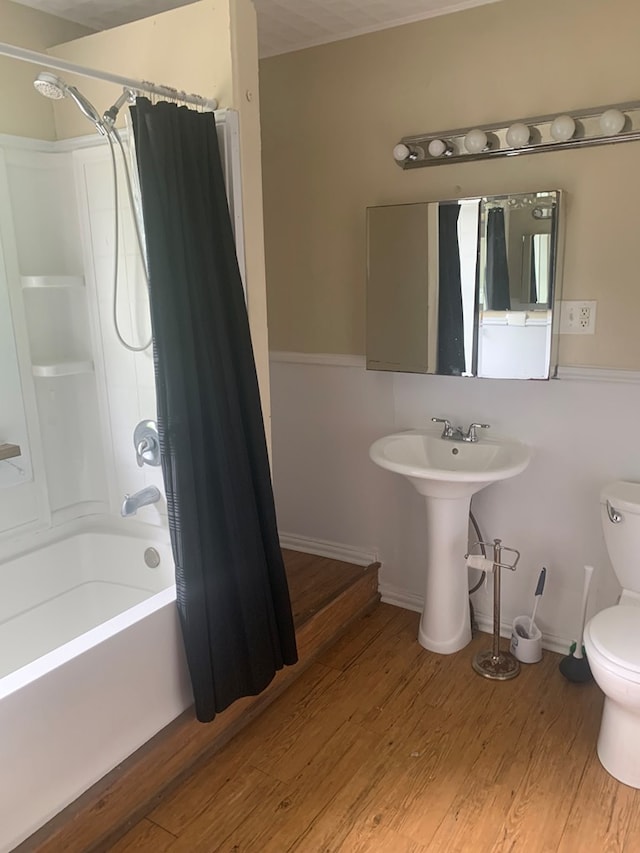 406 Sherman Pl, Mansfield, OH 44903 - full bathroom with toilet, shower / tub combo with curtain, and wood finished floors