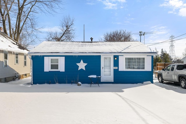 bungalow-style house featuring fence